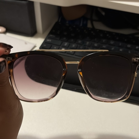 Quay Sunglassess - Picture 2 of 2